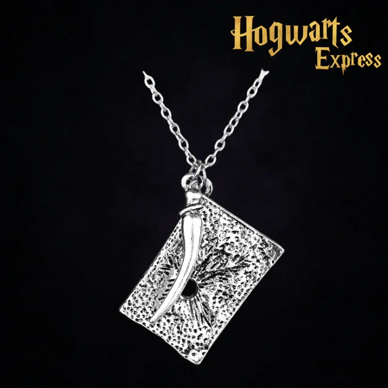 Colar Horcrux de Voldemort – Dente da Serpente e Diário de Tom Riddle - Hogwarts™ Express