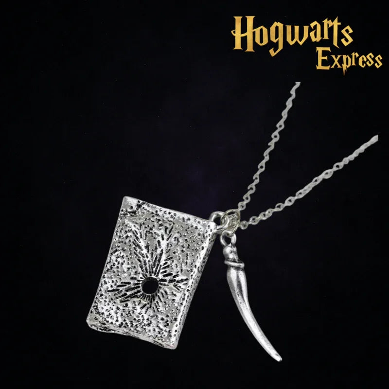 Colar Horcrux de Voldemort – Dente da Serpente e Diário de Tom Riddle - Hogwarts™ Express