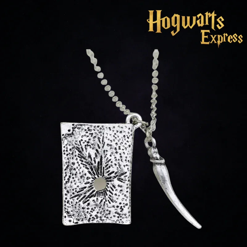 Colar Horcrux de Voldemort – Dente da Serpente e Diário de Tom Riddle - Hogwarts™ Express