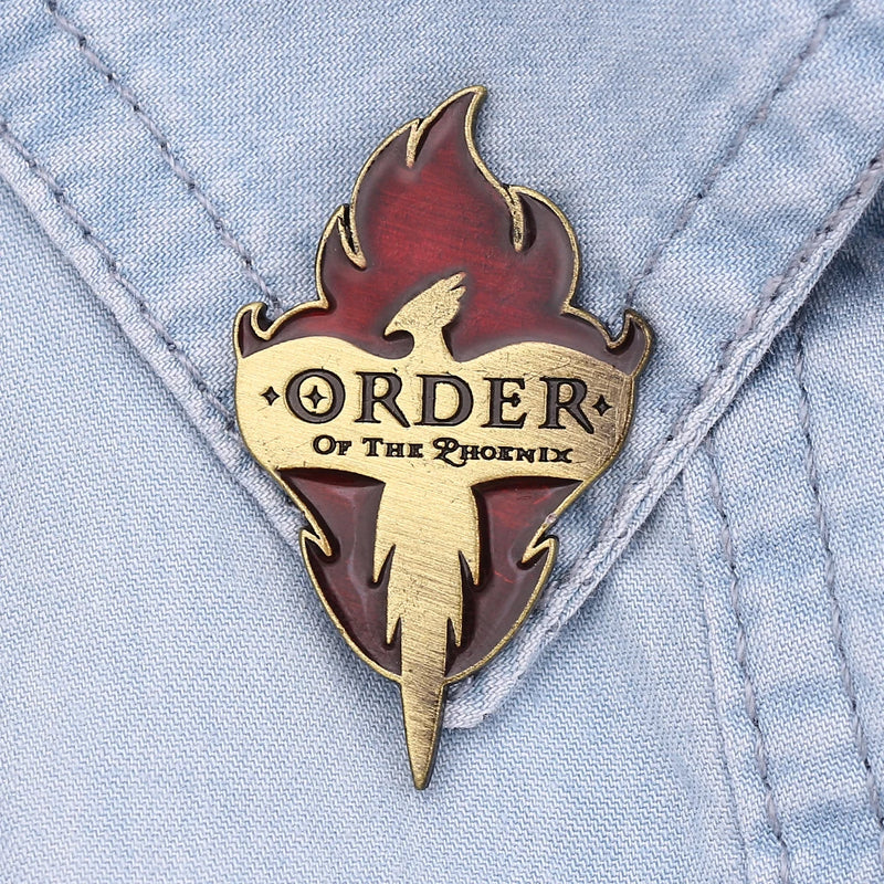 Brooch Metálico Ordem da Fênix – Símbolo da Resistência Bruxa