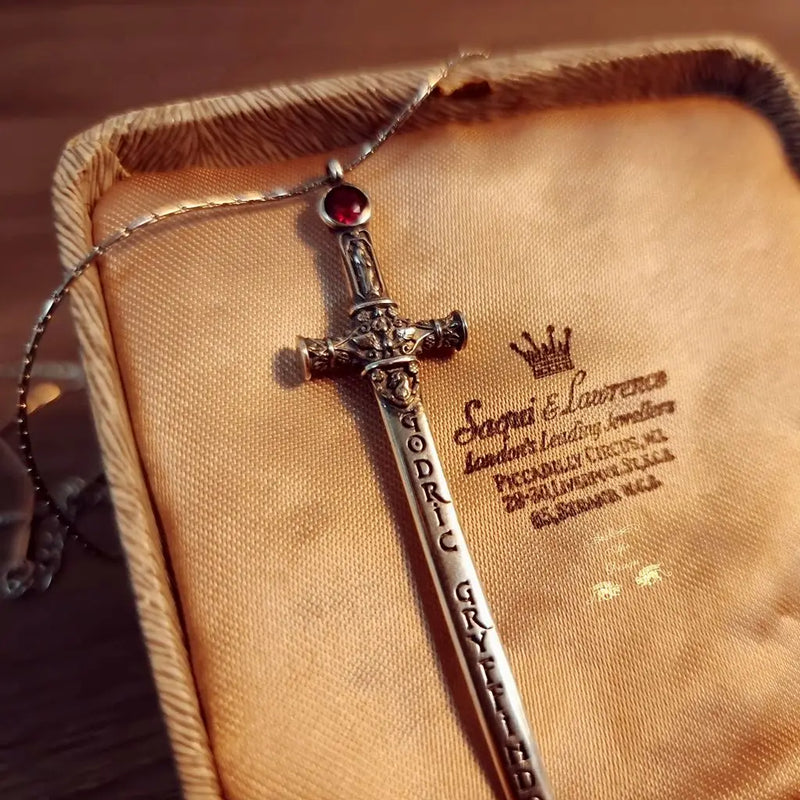 Espada de Godric Gryffindor – Colar Oficial de Honra e Coragem