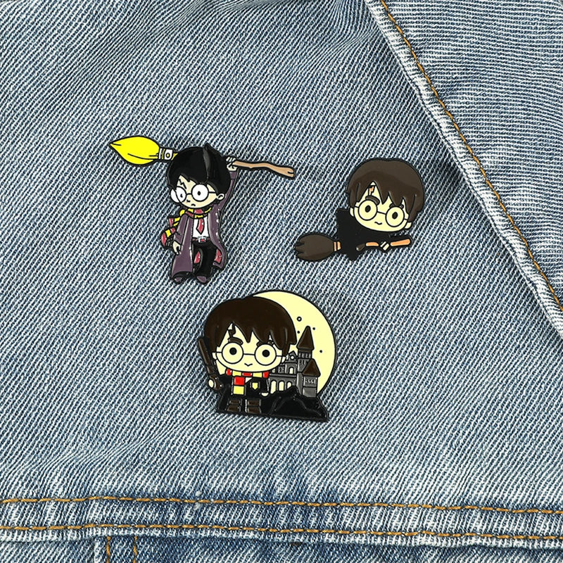Kit 3 Broches Esmaltados — Estilo Chibi Bruxo