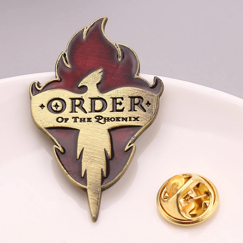 Brooch Metálico Ordem da Fênix – Símbolo da Resistência Bruxa