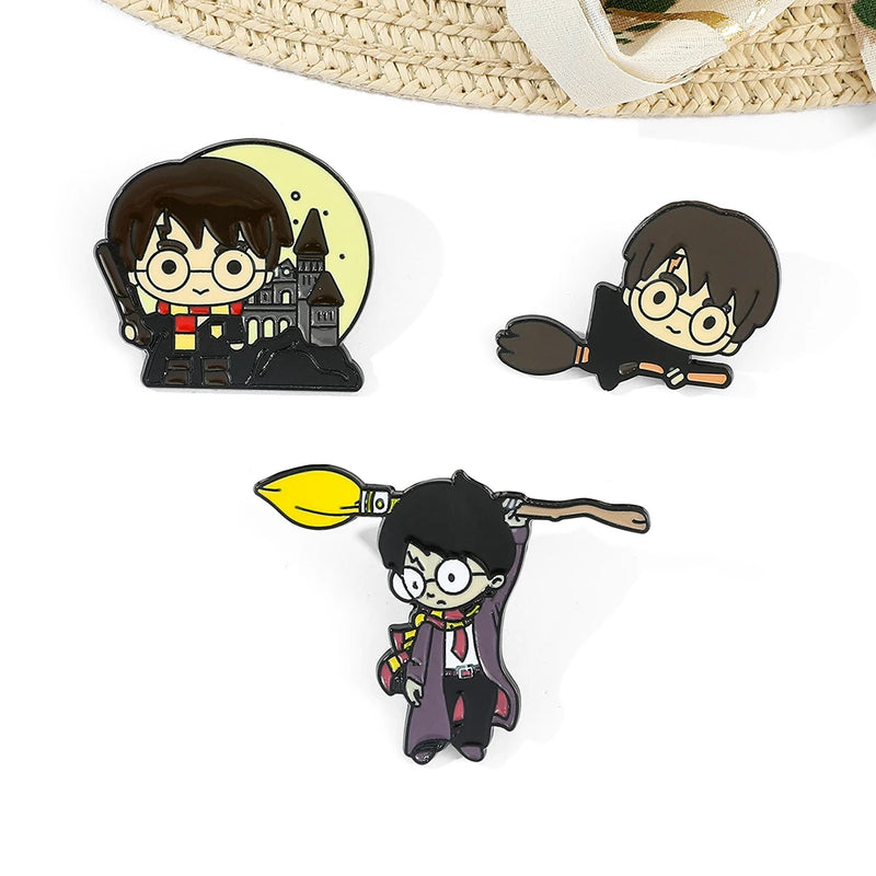 Kit 3 Broches Esmaltados — Estilo Chibi Bruxo