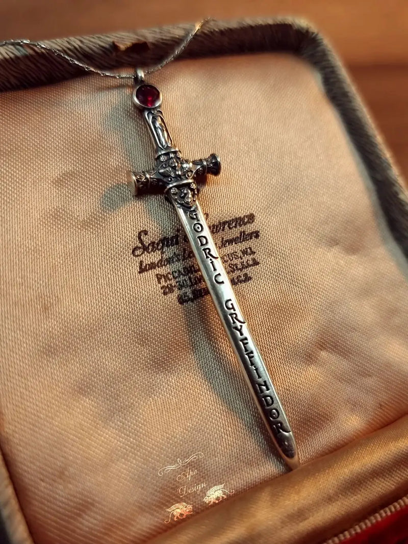 Espada de Godric Gryffindor – Colar Oficial de Honra e Coragem