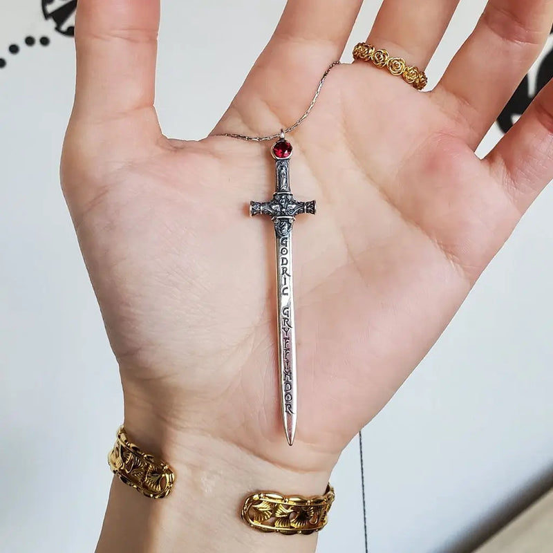 Espada de Godric Gryffindor – Colar Oficial de Honra e Coragem