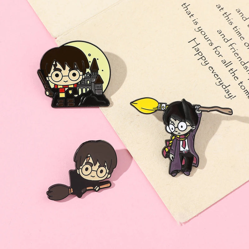 Kit 3 Broches Esmaltados — Estilo Chibi Bruxo