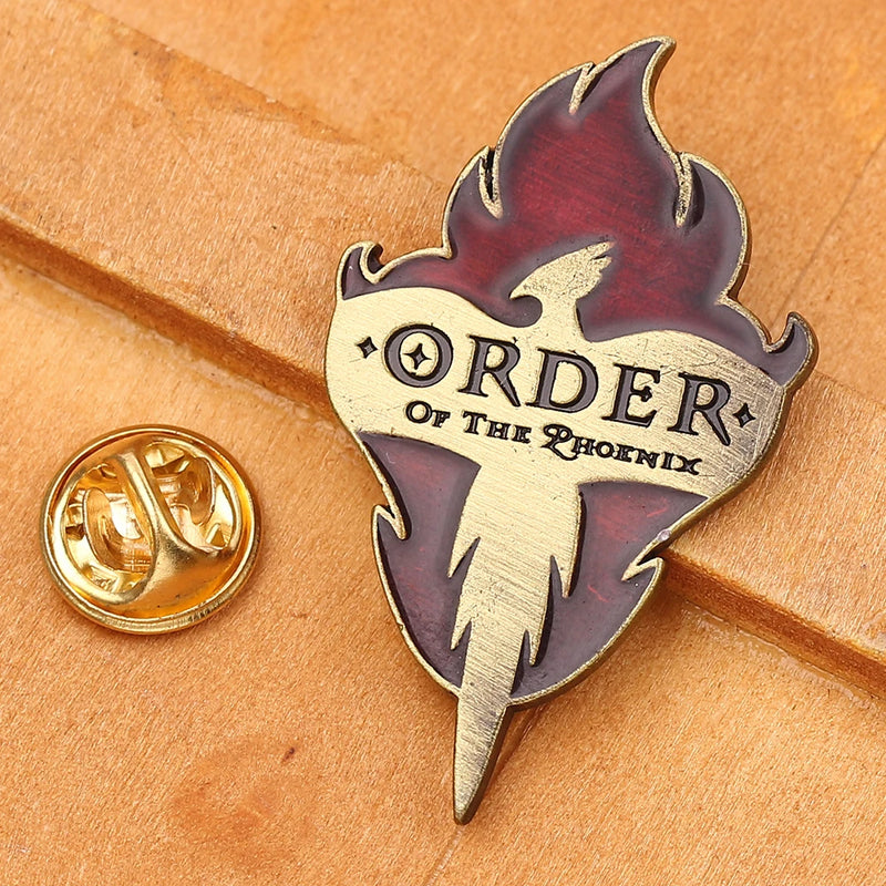 Brooch Metálico Ordem da Fênix – Símbolo da Resistência Bruxa