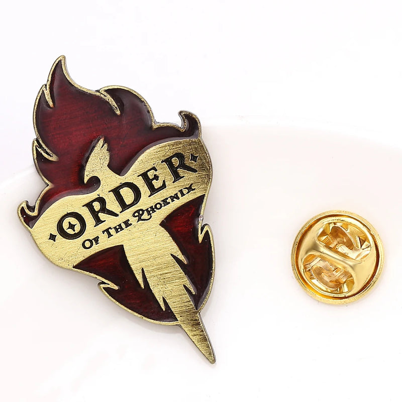 Brooch Metálico Ordem da Fênix – Símbolo da Resistência Bruxa