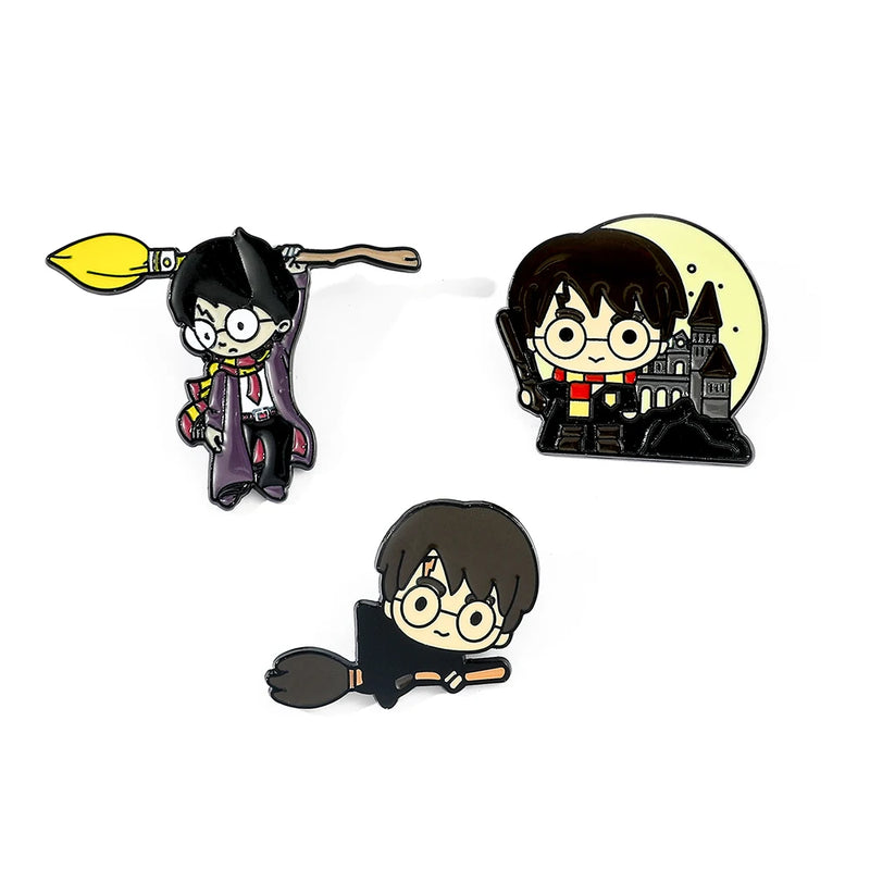 Kit 3 Broches Esmaltados — Estilo Chibi Bruxo