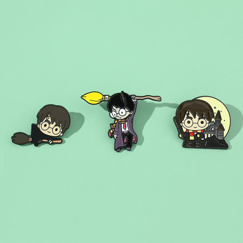 Kit 3 Broches Esmaltados — Estilo Chibi Bruxo